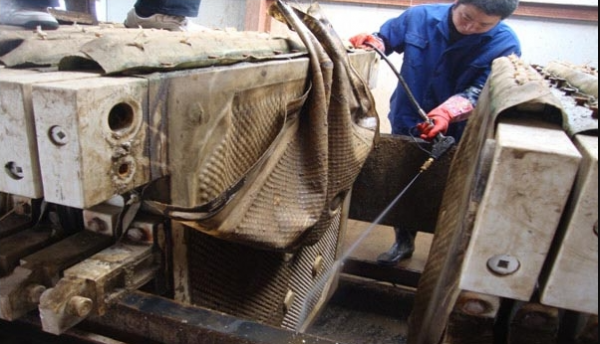 板框壓濾機(jī)濾布泥餅發(fā)粘易堵不成形解決方法 板框壓濾機(jī)濾布泥餅發(fā)粘易堵不成形解決方法